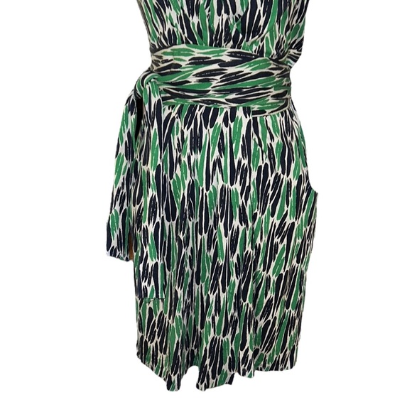 Diane Von Furstenberg Celosa Silk Green & Black Printed Wrap Dress - 4 - Picture 8 of 15